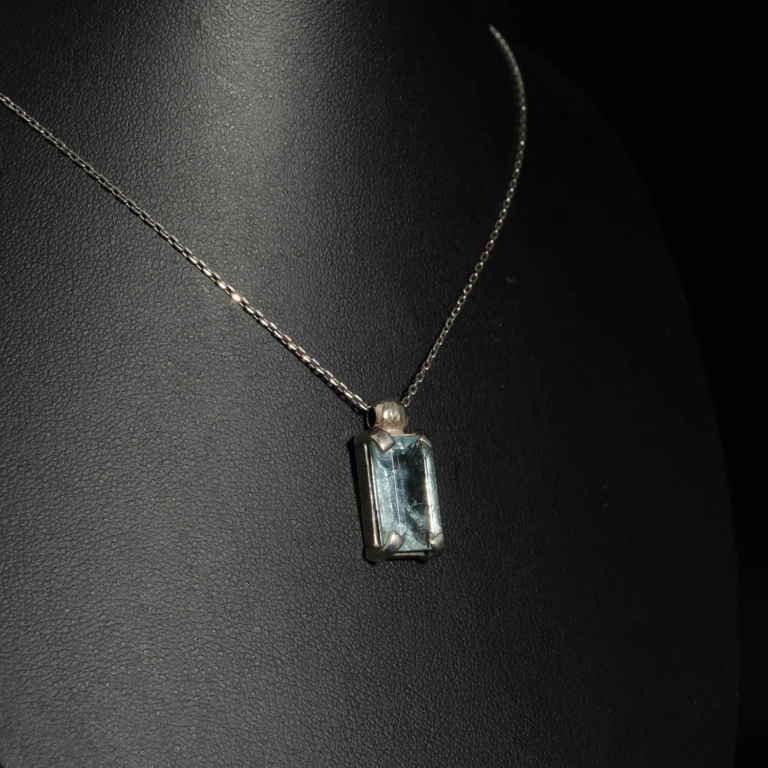 An authentic 6.75ct natural rectangular baguette cut light blue aquamarine gemstone 925 sterling silver pendant.