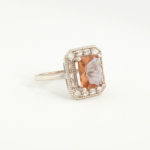 Bague de haute joaillerie pour femme en argent 925 rhodié avec zultanite naturelle rectangulaire et halo de zircons baguettes.