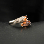 Bague de joaillerie pour femme en argent 925 rhodié ornée de deux zultanites naturelles taille marquise et zircons.