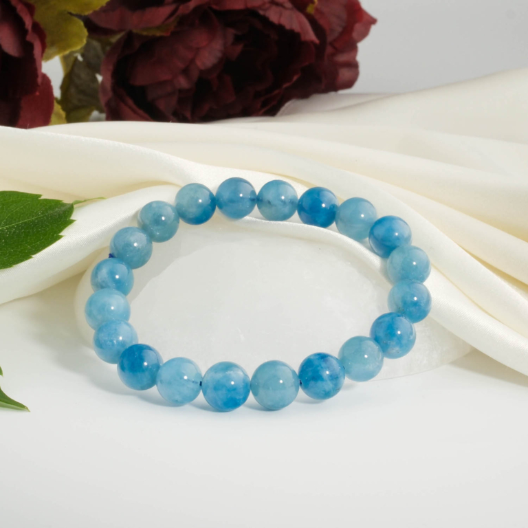 An authentic 6A+ gem grade natural sky blue aquamarine gemstone bead bracelet 9-10mm.