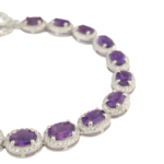 Bracelet pour femme en argent 925 conçu avec des pierres naturelles d'améthyste originale de taille ovale et détails scintillants.