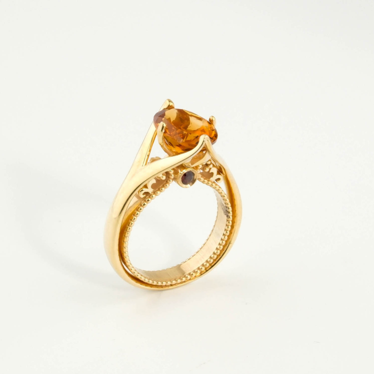 Özel tasarım faset oval 2,31 karat sitrin ve 0,07 karat garnet taşlı altın kaplama 925 ayar gümüş kadın yüzük.