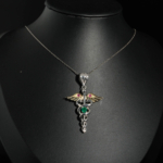 Pendentif médical d'exception en argent 925 bicolore représentant le caducée avec émeraude, rubis et diamant jaune.