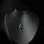 Pendentif artisanal en argent 925 oxydé avec lapis lazuli naturel cabochon en forme d'œil et croissant.