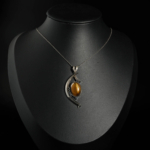 Pendentif artisanal en argent 925 oxydé avec œil de tigre naturel cabochon 14 carats en forme d'œil et croissant.