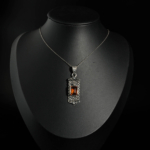 Pendentif artisanal en argent 925 oxydé avec citrine jaune doré taille émeraude et motif tressé.