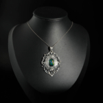 Pendentif madallion en argent 925 oxydé ciselé main avec opale noire naturelle cabochon et jeu de couleurs.