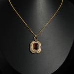 Pendentif de haute joaillerie en argent 925 plaqué or avec tourmaline pastèque naturelle taille baguette et halo de zircons.