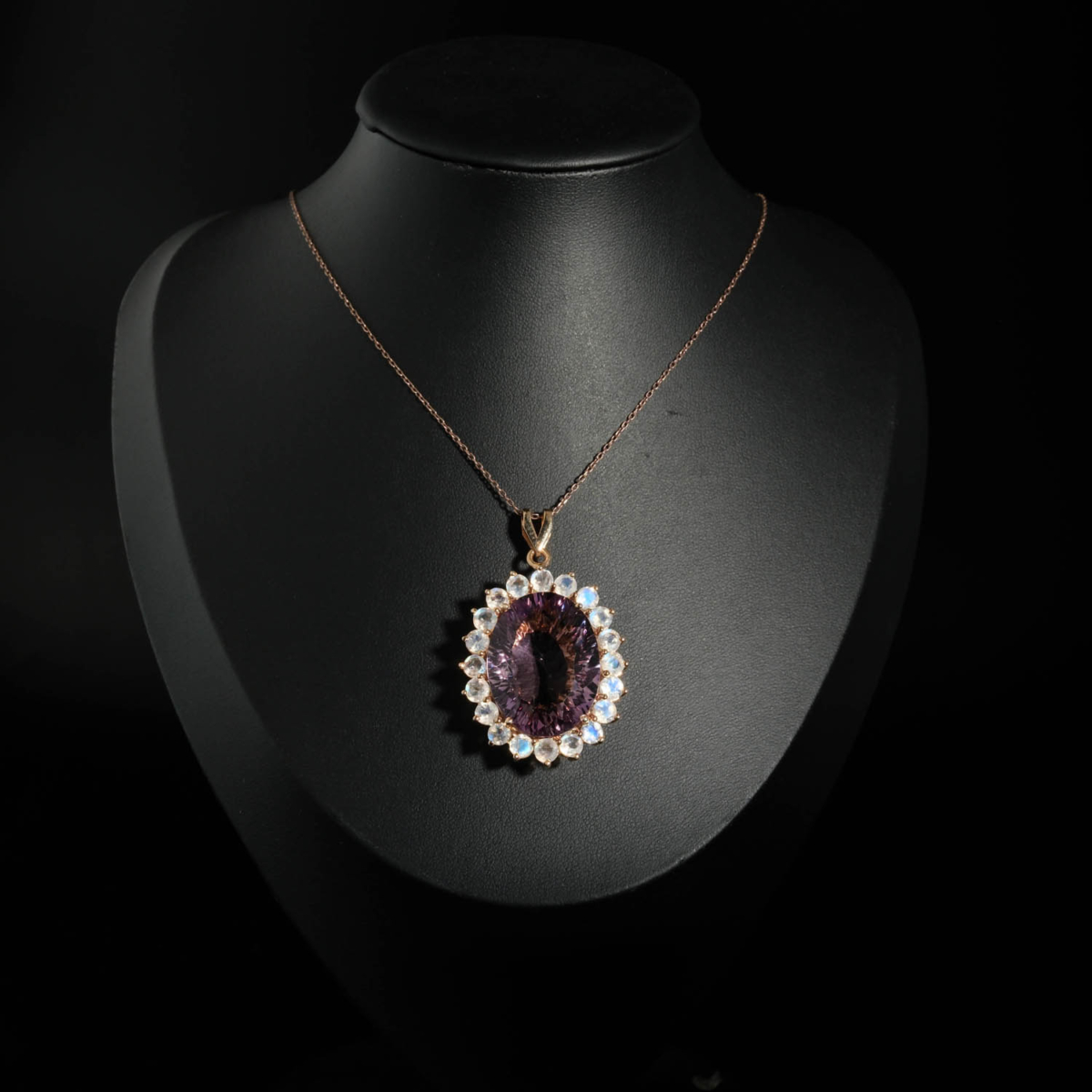 Pendentif d'exception en argent 925 plaqué or rose avec améthyste naturelle 32,39 carats et halo de pierres de lune.