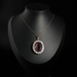 Pendentif d'exception en argent 925 plaqué or rose avec améthyste naturelle 32,39 carats et halo de pierres de lune.