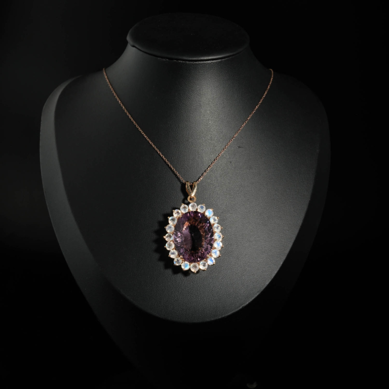 Pendentif d'exception en argent 925 plaqué or rose avec améthyste naturelle 32,39 carats et halo de pierres de lune.
