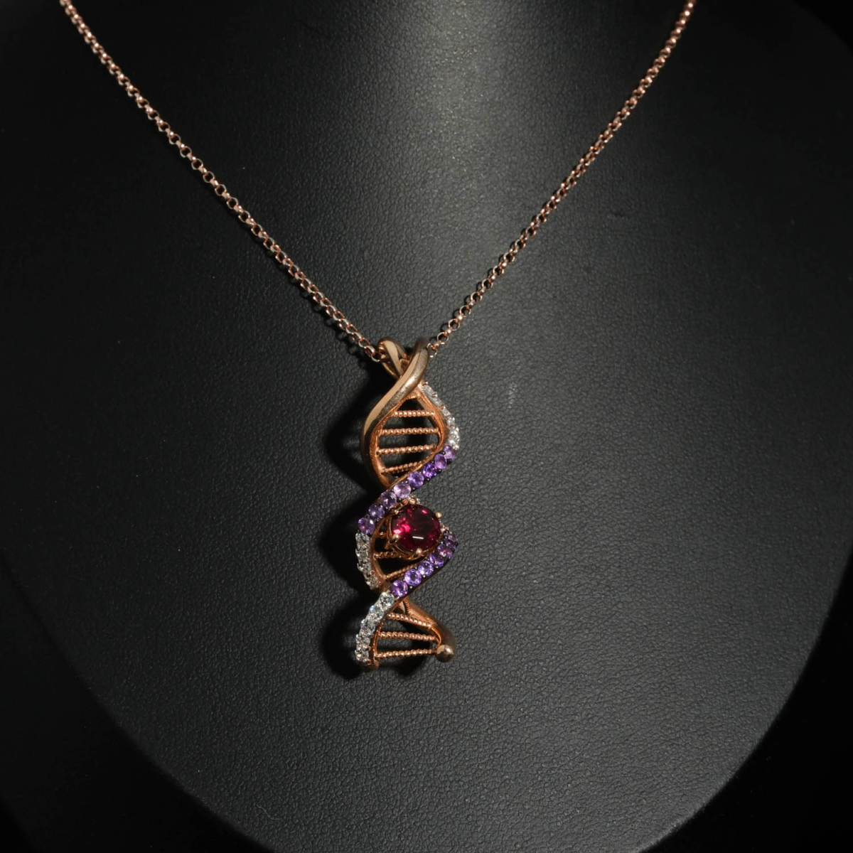 Pendentif féminin en argent 925 plaqué or rose représentant la double hélice d'ADN avec grenat et améthyste naturels.