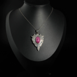 Pendentif de créateur en argent 925 oxydé avec rubis naturel cabochon 16,75 carats en forme de bouclier gothique.