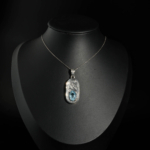 Pendentif artisanal unisexe en argent 925 oxydé ciselé main avec aigue-marine naturelle taille ovale.[cite: 85]