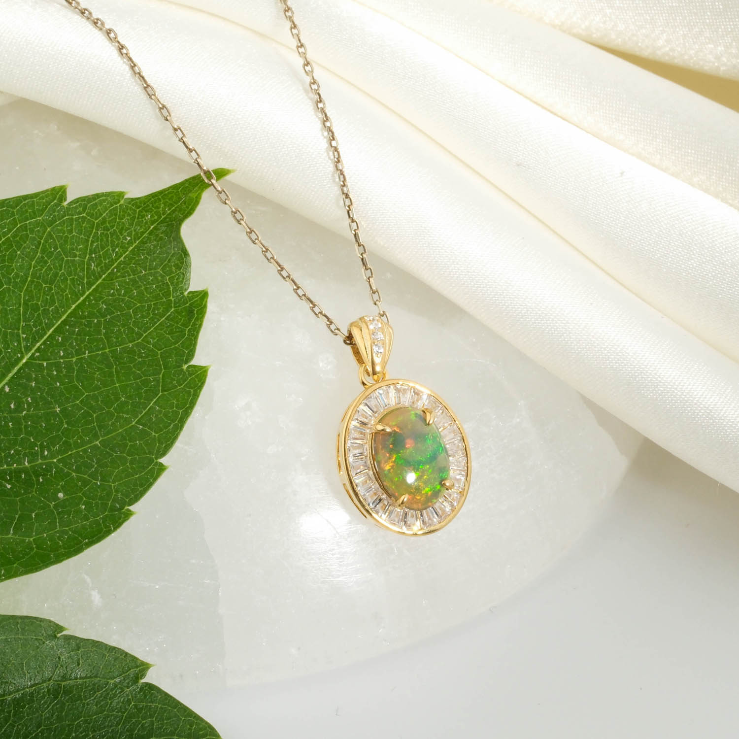 siyah-opal-dogal-tas-baget-halo-925-ayar-gumus-gold-kolye Orijinal doğal siyah opal taşı oval kabaşon kesim baget zirkon halo montürlü 925 ayar gümüş altın kaplama kolye.