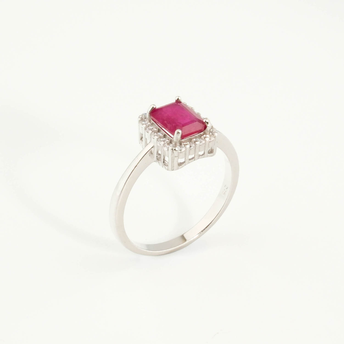 Bague de joaillerie pour femme en argent 925 rhodié avec rubis naturel rectangulaire 1,73ct et halo de zircons.