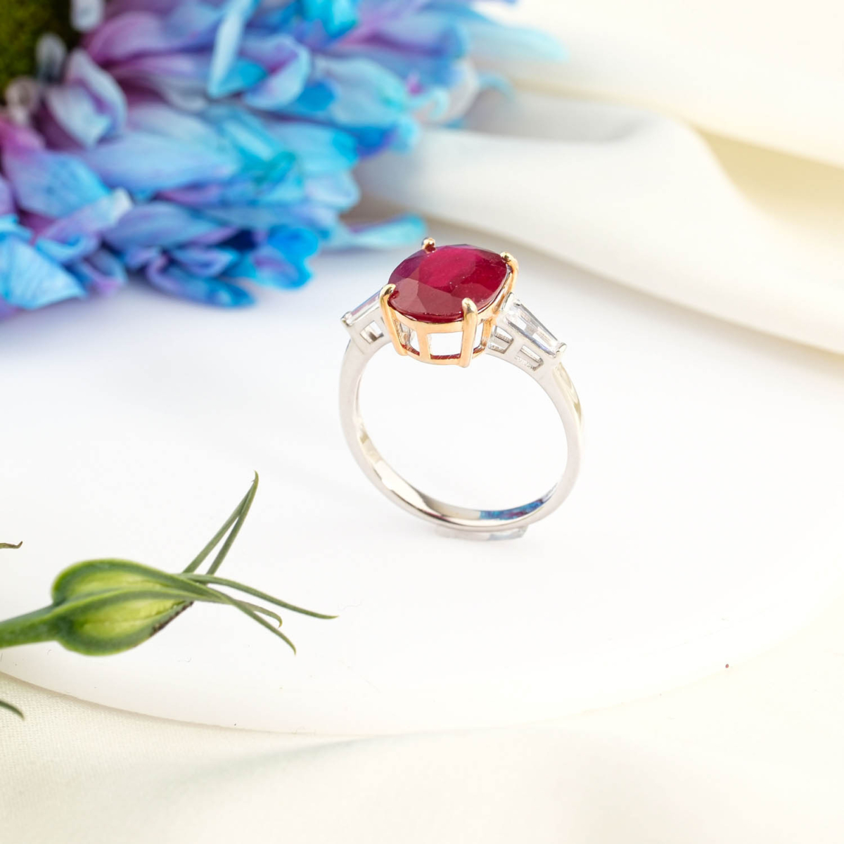 Orijinal 4,66ct oval faset kesim yakut doğal taş baget zirkonlu 925 ayar gümüş kadın yüzük.