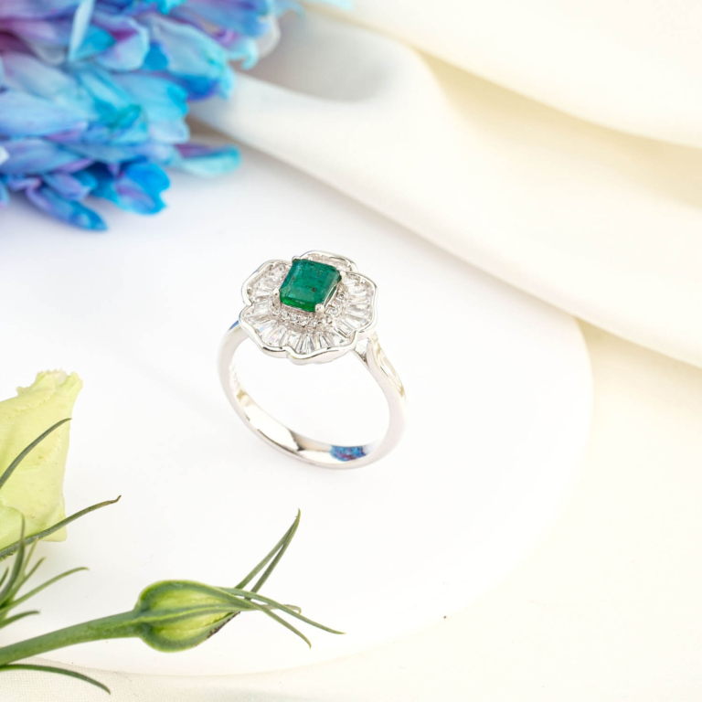 Orijinal 0,81ct faset kesim Zambiya zümrüt doğal taş çiçek formlu baget taşlı 925 ayar gümüş kadın yüzük.