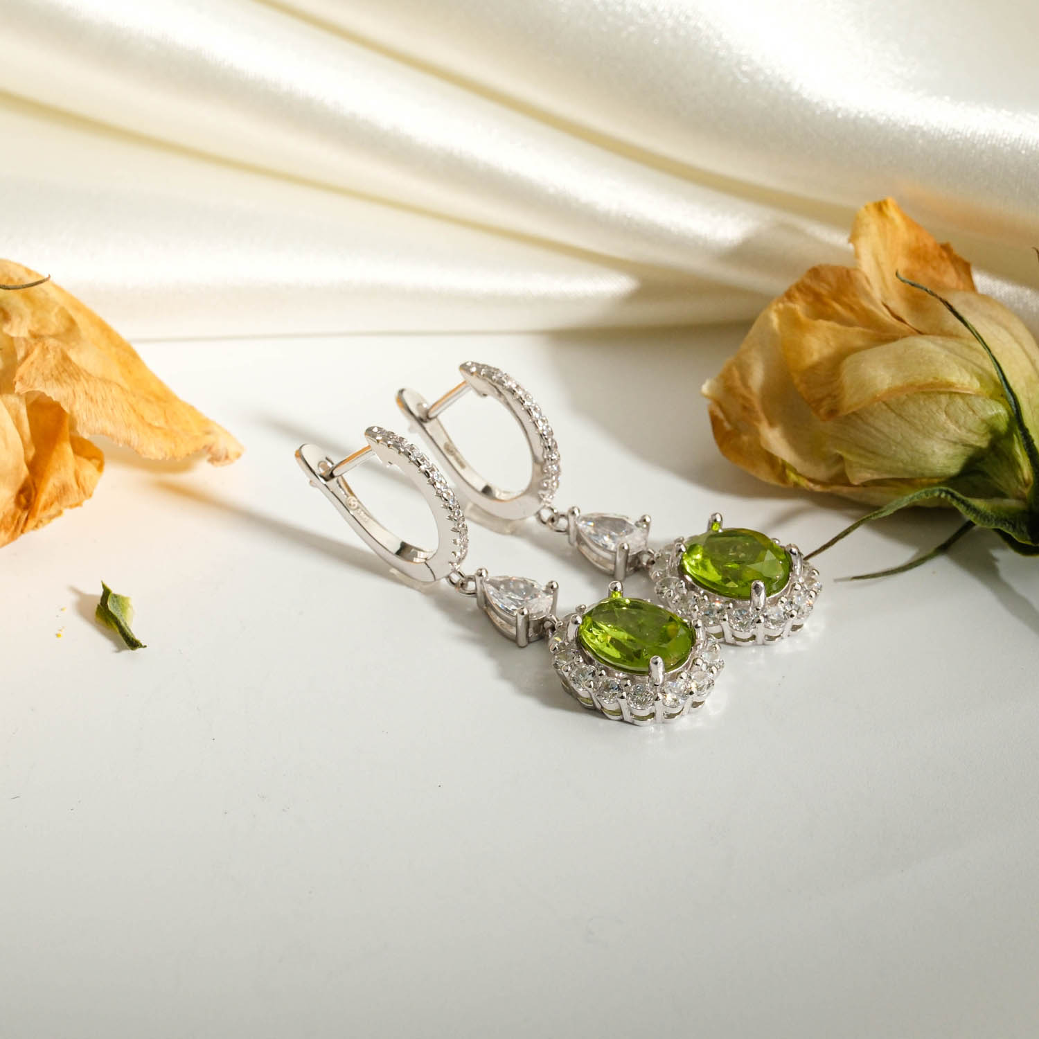 zebercet-peridot-dogal-tas-925-ayar-gumus-sallantili-kadin-kupe-3-67ct Orijinal faset oval kesim 3,67 karat zebercet peridot doğal taş damla zirkonlu sallantılı halo 925 ayar gümüş kadın küpe.