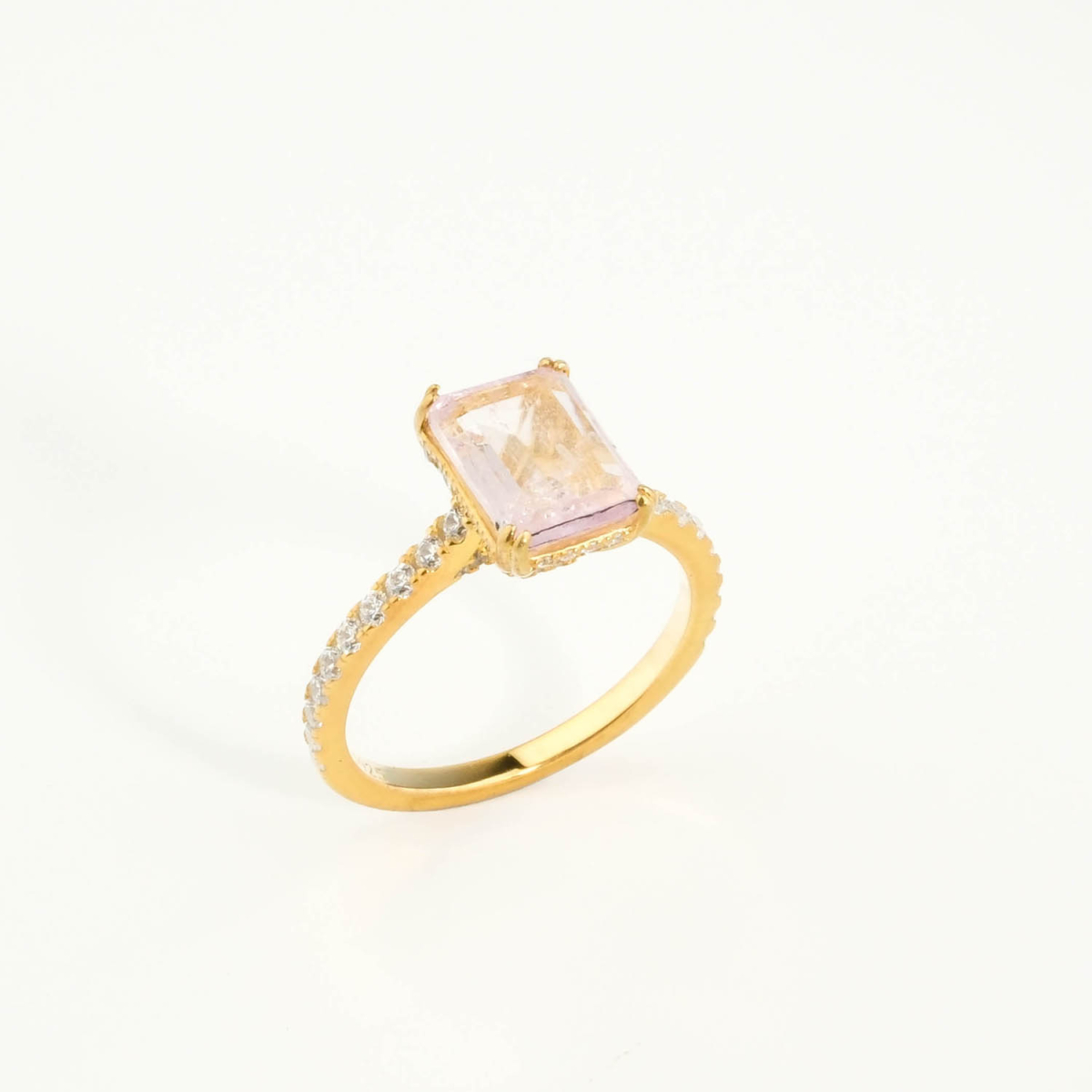 Raskošan ženski pozlaćeni prsten od srebra 925 sa prirodnim ružičastim kunzitom od 2.80ct u smaragdnom rezu i cirkonima.