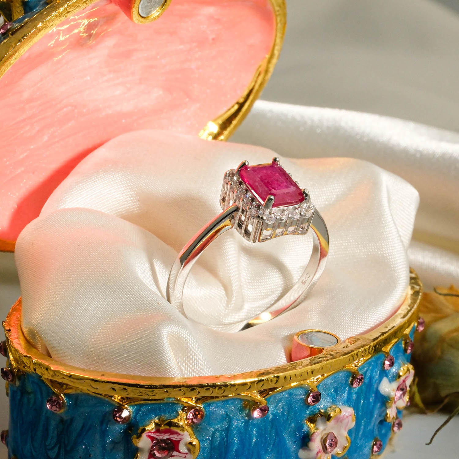 zenski-srebrni-prsten-925-prirodni-rubin-pravougaoni-halo-1-73ct خاتم نسائي راقي من الفضة الاسترليني ٩٢٥ مرصع بحجر الياقوت الأحمر الطبيعي ١.٧٣ قيراط قصة مستطيلة وإطار زركون.