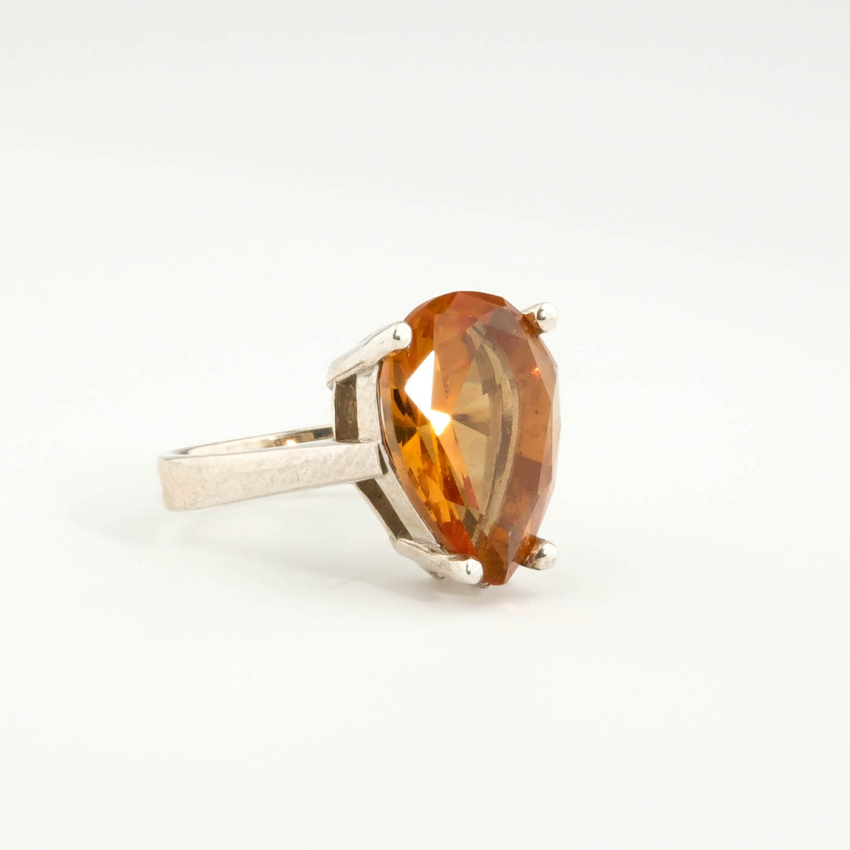 Bague solitaire de joaillerie pour femme en argent 925 rhodié avec zultanite naturelle taillée en poire.