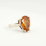 Bague solitaire de joaillerie pour femme en argent 925 rhodié avec zultanite naturelle taillée en poire.