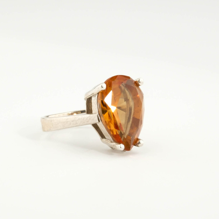 Bague solitaire de joaillerie pour femme en argent 925 rhodié avec zultanite naturelle taillée en poire.