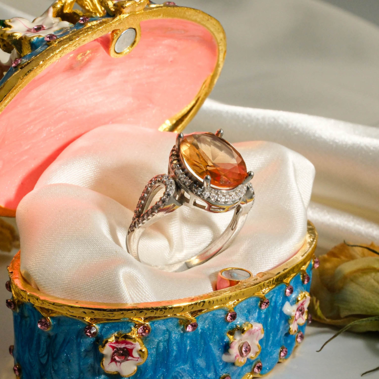 Bague de joaillerie pour femme en argent 925 rhodié avec zultanite naturelle ovale, halo et double anneau pavé de zircons.