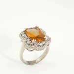 Bague de haute joaillerie pour femme en argent 925 rhodié avec zultanite naturelle rectangulaire et double halo de zircons.