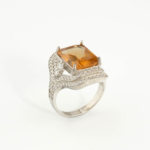 Bague de haute joaillerie pour femme en argent 925 rhodié avec zultanite naturelle rectangulaire et anneau large pavé de zircons.