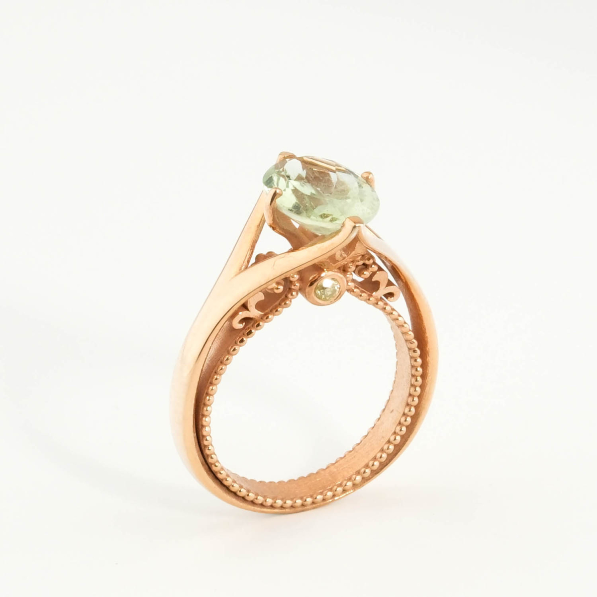 Raskošan ženski prsten od srebra 925 rose gold pozlata sa prirodnim zelenim akvamarinom.
