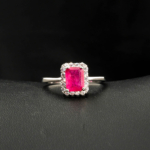 Raskošan ženski prsten od srebra 925 sa prirodnim pravougaonim rubinom od 1.73ct i sjajnim cirkonskim okvirom.