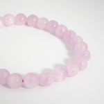 Hochwertiges elastisches Damen Perlenarmband aus echten rosa Kunzit-Kugeln 6-7 mm in A-Qualität.
