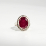 Anillo de mujer en plata de ley 925 con gema de rubí natural original corte ovalado de 12,5 ct y circonitas.
