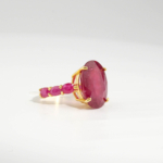 Anillo de mujer en plata de ley 925 bañada en oro con piedra natural rubí rojo y orla de circonitas.