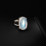 Bague délicate pour femme en argent 925 avec pierre de lune naturelle ovale aux reflets bleus.