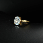 Bague solitaire féminine en argent 925 plaqué or ornée d'une aigue-marine naturelle taille ovale facettée