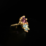 Bague moderne en argent 925 plaqué or ornée d'une améthyste et d'une topaze bleue taillées en poire avec saphirs jaunes.