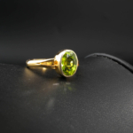 Bague fine pour femme en argent 925 plaqué or jaune avec péridot vert naturel ovale.