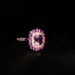 Bague de prestige en argent 925 plaqué or rose ornée d'une améthyste naturelle taille coussin entourée d'un double halo.