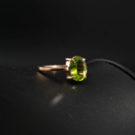 Bague solitaire pour femme en argent 925 plaqué or rose avec péridot vert naturel.