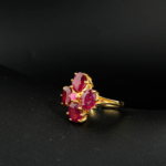 Bague fleur raffinée en argent 925 plaqué or ornée de rubis naturels taille ovale facettée.