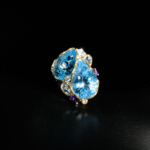 Bague sculpturale d'exception en argent 925 ornée de deux topazes bleues naturelles facettées et améthystes sur fond noir.