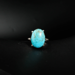 Bague féminine raffinée en argent 925 ornée d'une véritable turquoise naturelle de Neyshabur cabochon ovale.