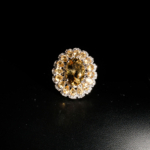 Bague cocktail royale pour femme en argent 925 avec citrine jaune ovale et halo étincelant sur satin blanc.