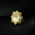 Bague de luxe pour femme en citrine jaune naturelle ovale, péridot et tsavorite en argent 925 plaqué or sur satin blanc.