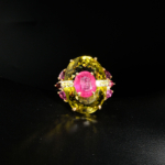 Bague royale pour femme en argent 925 avec quartz citron ovale, rubis rouge naturel, grenat et tourmaline sur satin blanc.