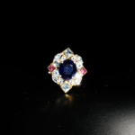 Bague royale pour femme en argent 925 avec saphir bleu ovale, topaze bleue et tourmaline rose sur satin blanc.
