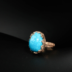 Bague orientale pour femme en turquoise naturelle de Nichapour et argent 925 plaqué or rose sur satin blanc